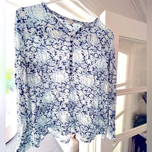 Lucky Brand pull over top pretty button detailing on sleeve